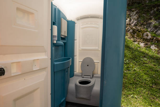 Best Porta potty delivery and setup  in Madison, SD